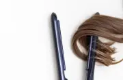 Adolescente muere electrocutada al alisarse el cabello en Brasil