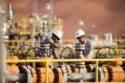 AIE advierte crisis petrolera mundial por agotamiento de reservas