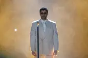 Bad Bunny sorprende en la Met Gala 2026 con caracterización de adulto mayor