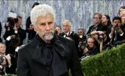 Bad Bunny sorprende en la Met Gala 2026 con transformación en anciano