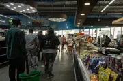 Canasta alimentaria en Venezuela sube a $730 en abril, salario mínimo cubre 0,03%