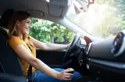 Claves para elegir un carro familiar seguro y cómodo para mamá