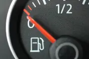 Conducir en reserva frecuentemente daña la bomba de gasolina