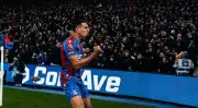 Daniel Muñoz llega a 100 partidos con Crystal Palace y recibe homenaje del club