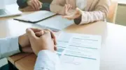 Desempleo baja al 8.8% pero empleo formal se deteriora en Colombia