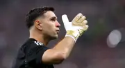 Dibu Martínez jugó final de Europa League con dedo fracturado