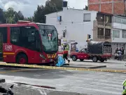 Dos motociclistas fallecen tras chocar con buses de TransMilenio y SITP en Bogotá