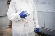 EE.UU. refuerza controles por ébola tras contagio de médico en Congo