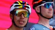 Egan Bernal sufre en etapa 4 del Giro de Italia 2026 pero se mantiene cerca del liderato