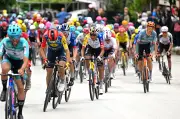 Egan Bernal sufrió en etapa tranquila del Giro de Italia 2026 y preocupó a Colombia