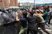 Estudiantes venezolanos bloquean Caracas en protesta por muerte de preso político y su madre