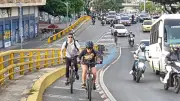 Fin a la 'recocha' en ciclorrutas: ley define qué motos pueden circular y las multas