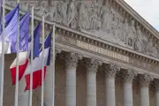 Francia aprueba ley para devolver bienes culturales saqueados en colonias