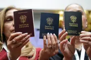 Gobierno dice que nuevo pasaporte rige, pero Thomas Greg sigue operando