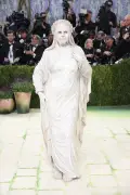 Heidi Klum deslumbra en la MET Gala 2026 como una estatua de mármol viviente