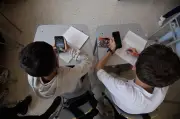 Ibagué prohíbe celulares en colegios públicos para combatir distracciones