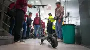 Incautan 28 patinetas desmontadas y 21 motores en operativo contra hurto en Los Mártires