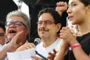 Iván Cepeda se aferra a cábala del palo e' mango para ganar en primera vuelta