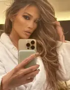 Jennifer López luce vestido de diseñadora colombiana Maygel Coronel en Los Ángeles