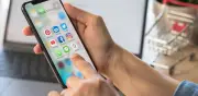 Jóvenes pasan más de 5 horas al día en celular: alertan por ansiedad y adicción