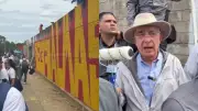 Álvaro Uribe borra mural de falsos positivos frente a su casa en Rionegro