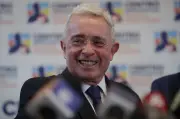 Álvaro Uribe defiende su legado en entrevista con WestCol