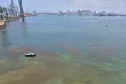 Mancha cobriza en bahía de Cartagena genera preocupación