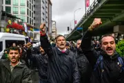 Miles marchan el 1 de mayo por mejores salarios y derechos laborales