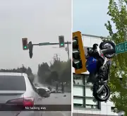 Moto queda colgada de semáforo en Vancouver tras brutal accidente