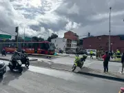 Motociclista muere atropellado por Transmilenio en Bogotá, acompañante herida