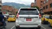 Multas de hasta $32 millones por placas rojas en Colombia