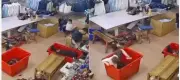 Niño muere atrapado en cesta de ropa en fábrica textil de China