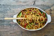 Noodles chinos salteados con camarones, maní y ajonjolí: receta fácil