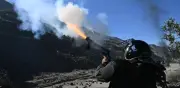 Policía y ejército de Bolivia enfrentan a manifestantes para desbloquear carreteras