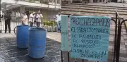 Protesta en Caldas (Antioquia): ciudadanos amenazan con arrojar basura frente a la Alcaldía