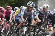 Santiago Buitrago abandona el Giro de Italia 2026 tras caída masiva en Bulgaria