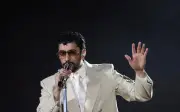 Sillas de Bad Bunny se convierten en arte en museos de Chicago