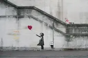 Subasta del óleo 'Niña con globo' de Banksy por hasta USD 18 millones
