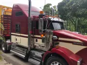 Tractomula sin señalización derriba puente peatonal en Girón: un muerto