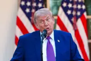 Trump promete liberar presos políticos en Venezuela y elogia a Delcy Rodríguez