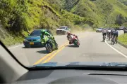 Video denuncia piques ilegales de motos en la vía Bogotá-La Mesa