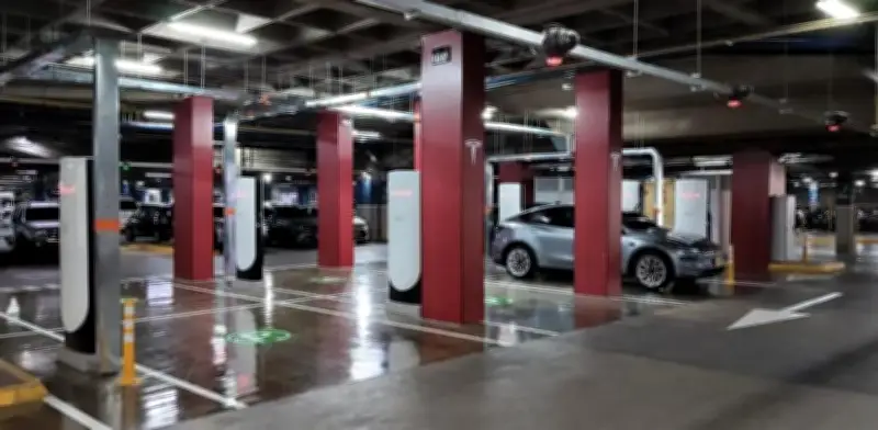 280 km en 15 minutos: supercargadores Tesla ya operan en Medellín