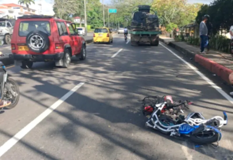 Accidente en Ibagué: mujer y menor heridos tras choque con tractocamión