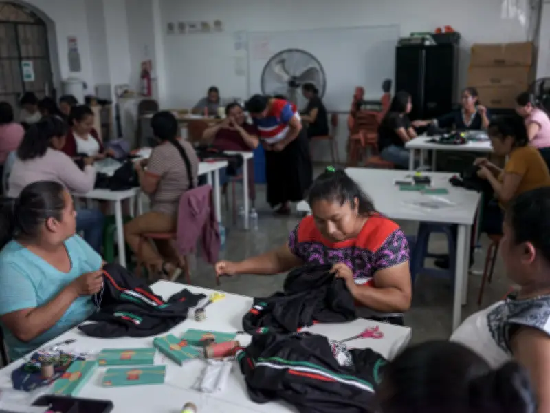 Adidas y artesanas nahuas: camisetas bordadas para el Mundial