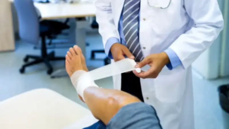 Adolescente sufre nueva fractura tras consulta médica en India