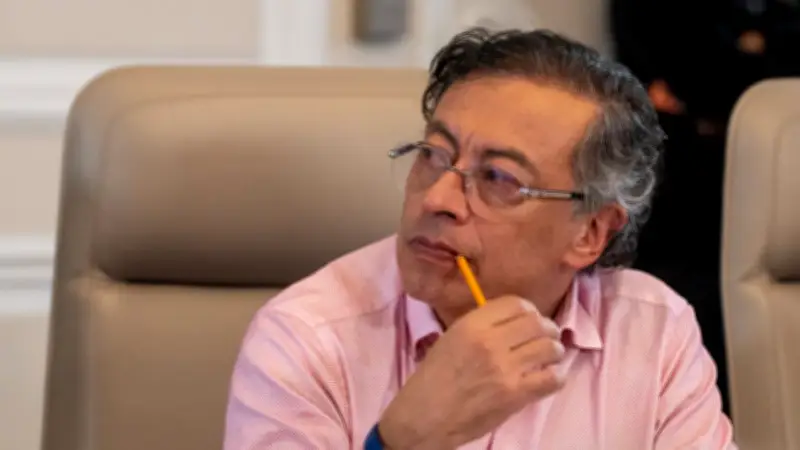Al perro no lo capan dos veces: críticas a Petro por retiro de constituyente