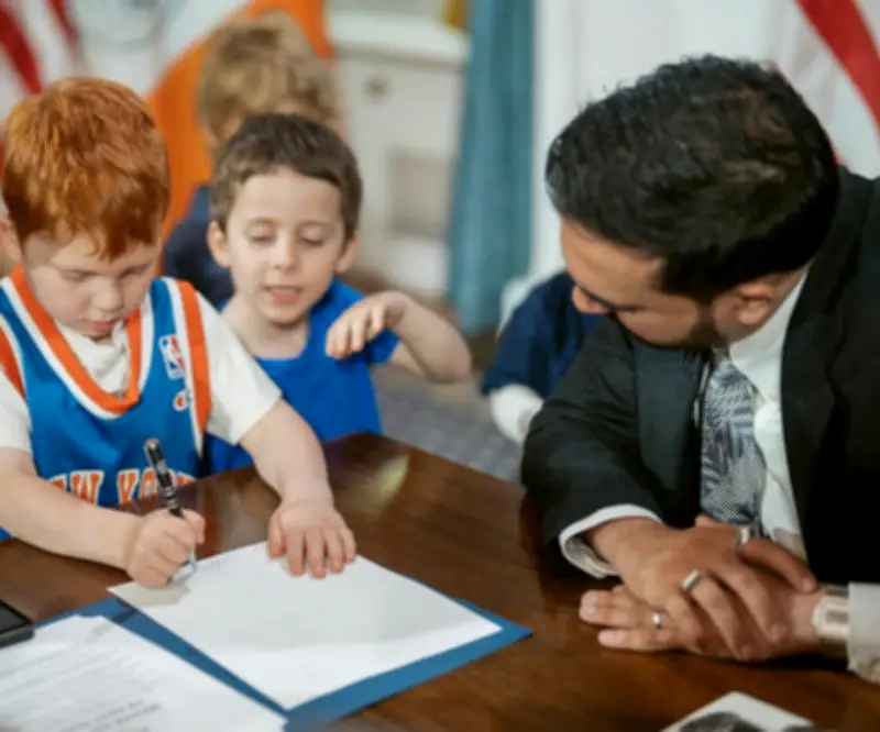 Alcalde de Nueva York firma orden que 'suprime' hora de dormir por la NBA
