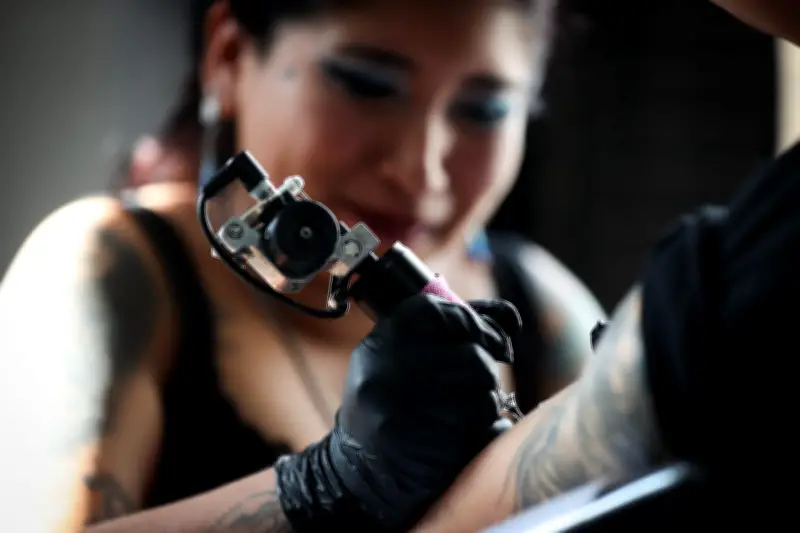 Alerta por tatuajes bajo sedación: riesgos y advertencias médicas