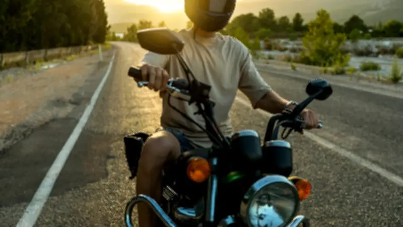 Aprender a manejar moto en Colombia: errores comunes que ponen en riesgo su seguridad