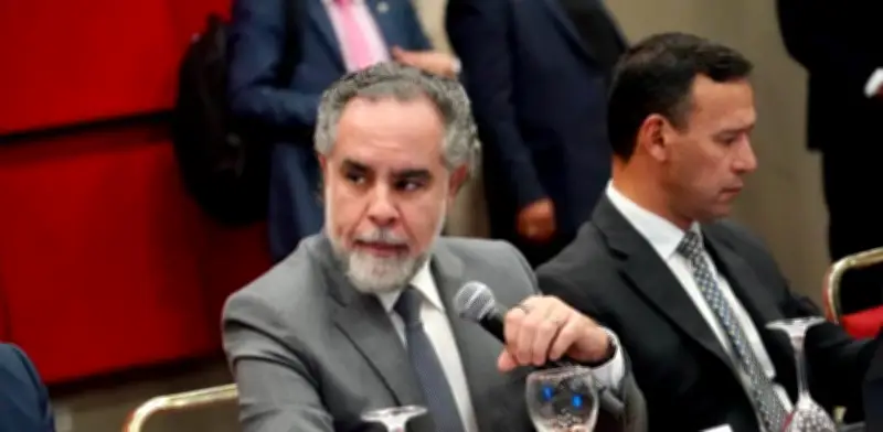 Armando Benedetti estudia renunciar al Ministerio del Interior para campaña de Cepeda